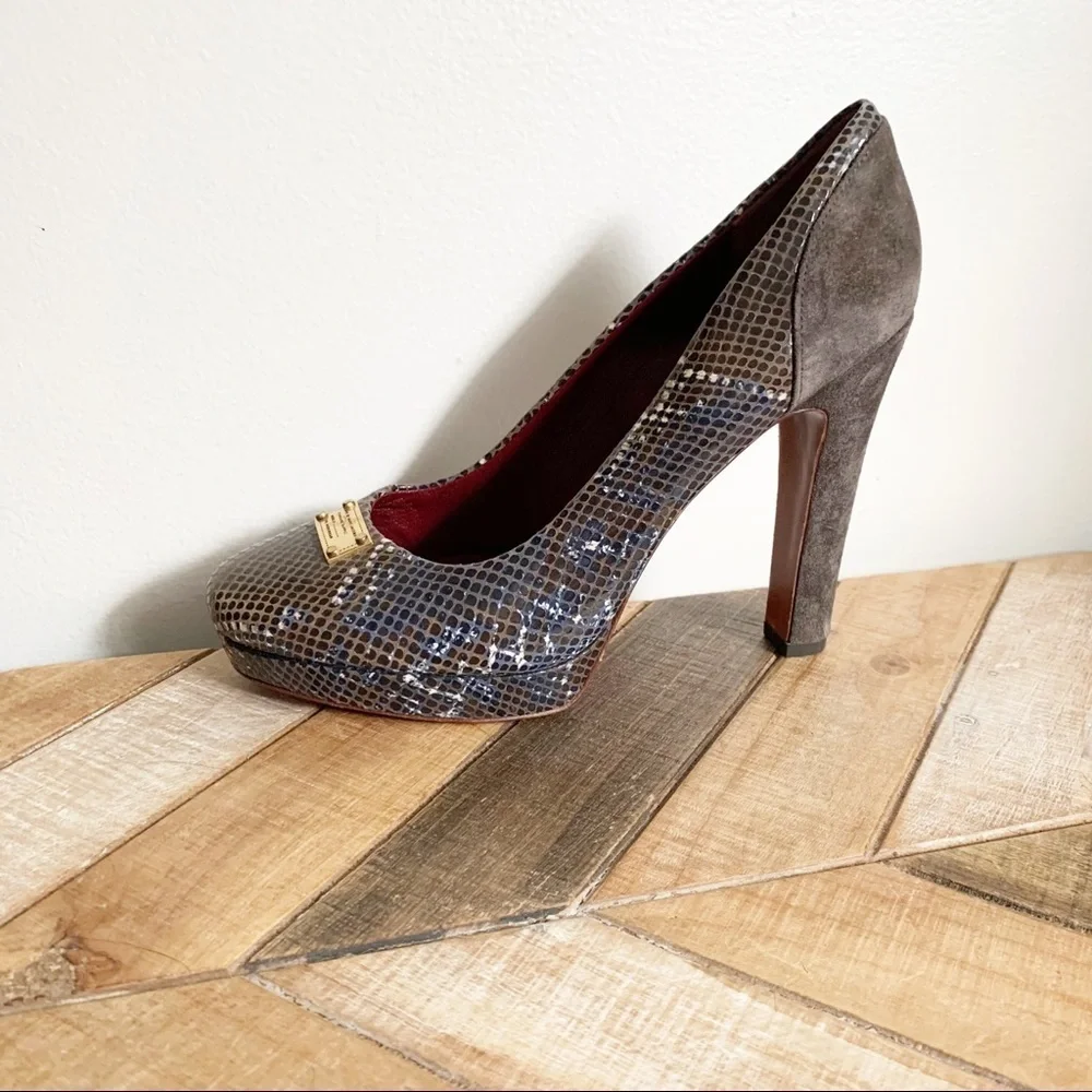 Marc by Marc Jacobs Logo Plaque Pumps - Picture 6 of 11